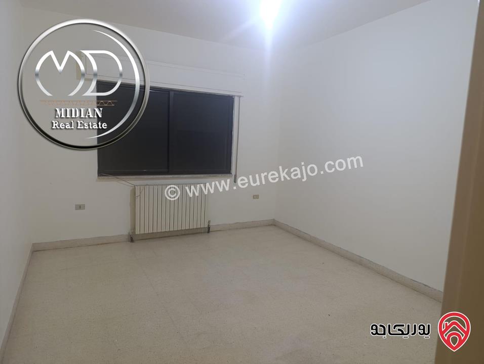 شقة للبيع في عمان - ام اذينة مساحة 160م طابق ثالث اطلالة جميلة تصلح للاستثمار بسعر مميز