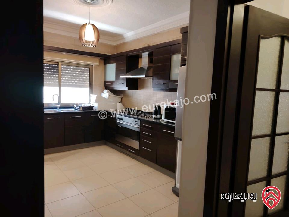 شقة طابق اول مع رووف مساحة 240م للبيع في عمان - عبدون