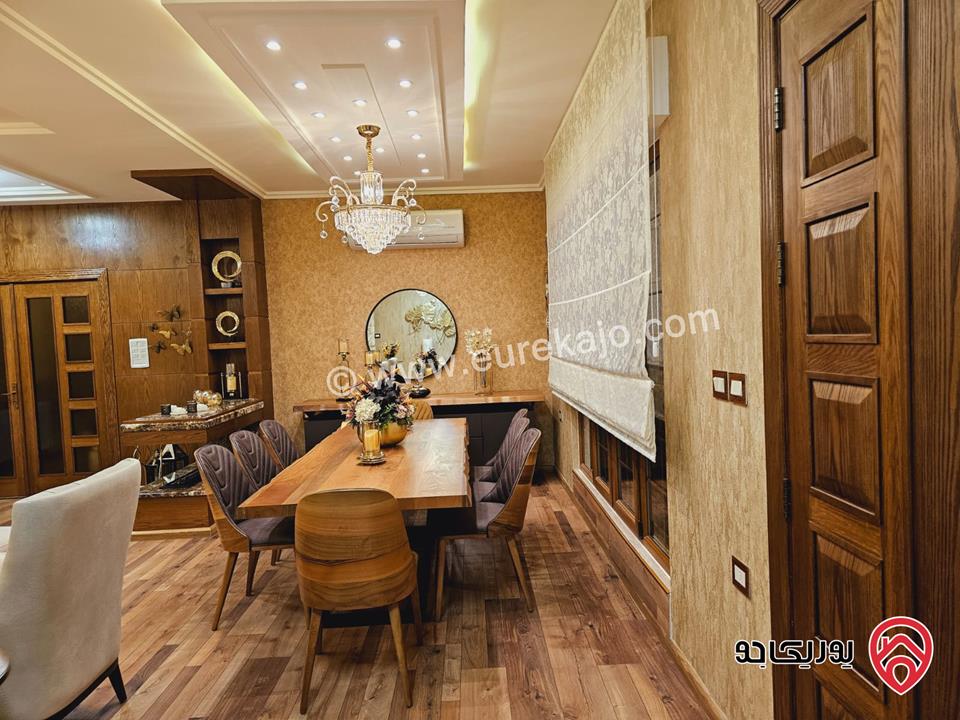 شقة سوبر ديلوكس مساحة 273م طابق أرضي مع مساحة خارجية 90م للبيع مفروشة في الجبيهة 