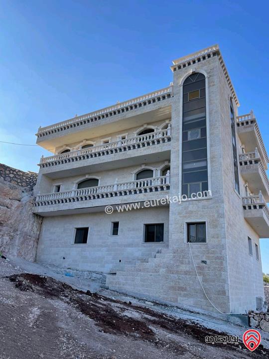 بيت حجر كامل 3 طوابق مساحة 300م ومساحة الأرض 2200م للبيع في عجلون عبين وعبلين 