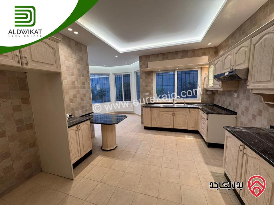 شقة فاخره ارضية للايجار في عمان - دير غبار مساحة البناء 280م ومساحة الحديقة 100م والترس 150م موقع مميز تصلح للسفارات والهيئات الدبلوماسية