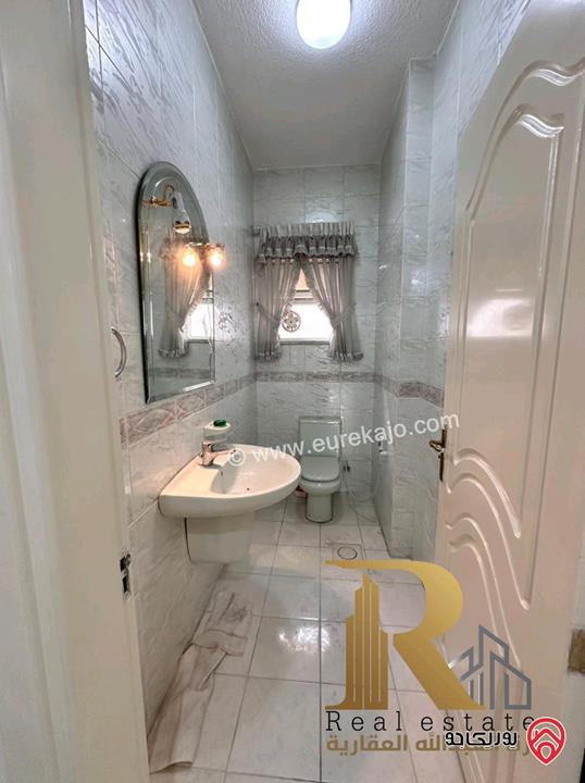 شقة طابقية مساحة 310م طابق أول للبيع في عمان - ام اذينة