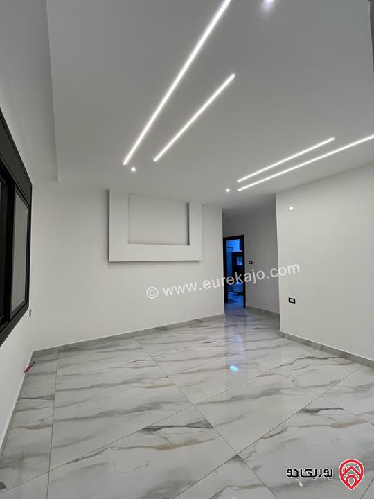 شقة طابق ثالث مع روف مساحة 195م٢ للبيع في عمان - طبربور قريبة من الخدمات