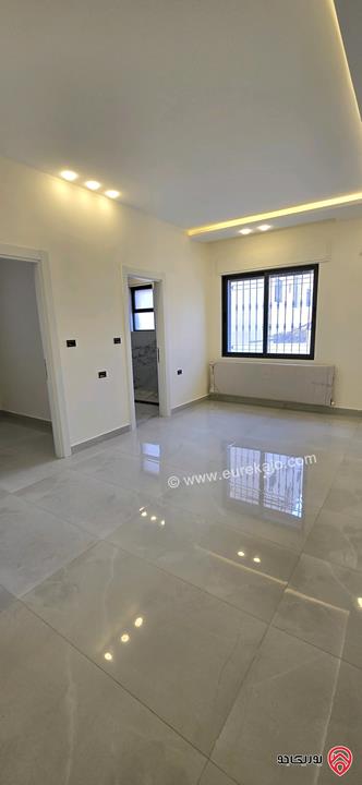 شقة مميزة طابق أرضي دوبلكس مساحة 287م داخلي و 240م خارجي للبيع في عمان - الجندويل