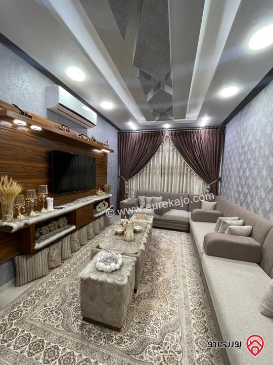 فيلا مساحة الارض 758م مساحة البناء 700م على شارعين للبيع في الزرقاء - ضاحية المدينة المنورة