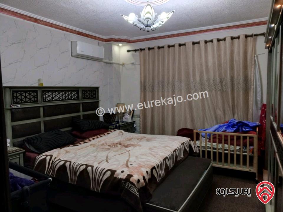 شقة طابقية شبه تسوية مساحة 143م مع ساحة 60م للبيع في الزرقاء - جبل طارق 