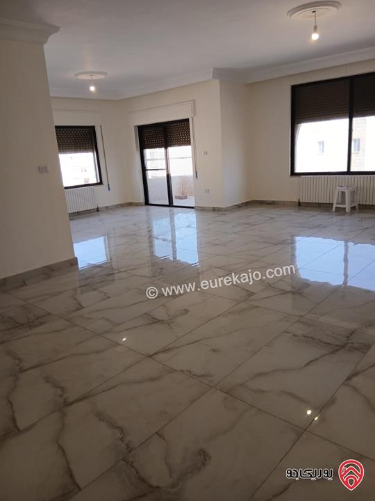 شقة طابق ثالث مساحة 244م للبيع في عمان - الرابية