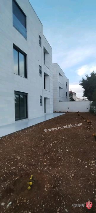 شقة طابقية ارضية مساحة 300م داخلي و 350م خارجي للبيع في عمان - دابوق