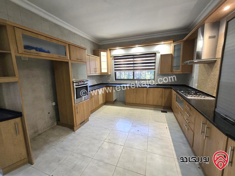 شقة ارضية طابقية مساحة 250م مع حديقة كبيرة 300م و كراج و مدخل خاص للايجار في عمان - عبدون