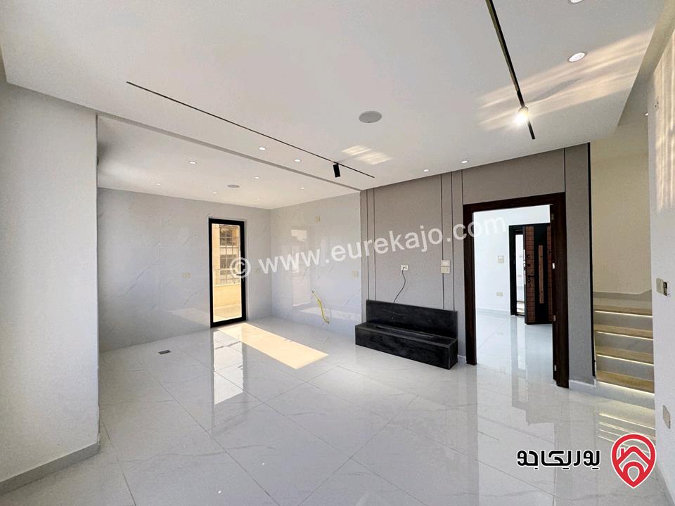 شقة طابق ثالث دوبلكس مساحة 190م للبيع في عمان - مرج الحمام طريق المطار بالقرب من كازية المناصير الظهير ومدارس العقيق من المالك مباشرة