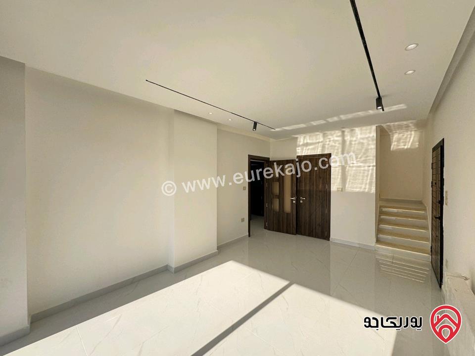 شقة طابق ثالث دوبلكس مساحة 190م للبيع في عمان - مرج الحمام طريق المطار بالقرب من كازية المناصير الظهير ومدارس العقيق من المالك مباشرة