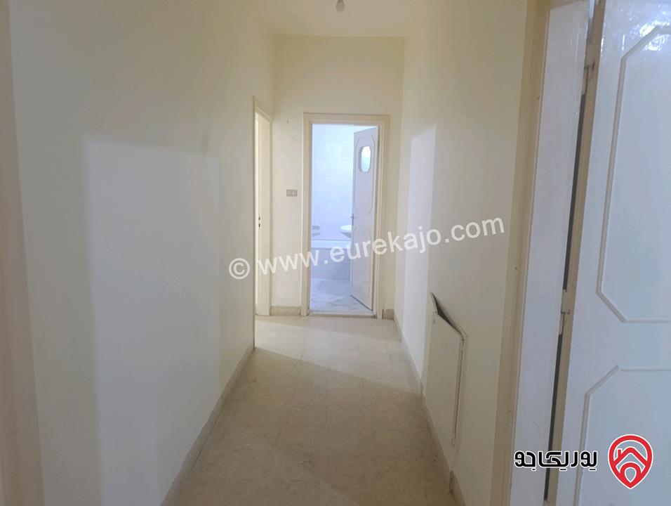 شقة طابق ثالث مساحة 160م وروف 30م للبيع في عمان - ام اذينة