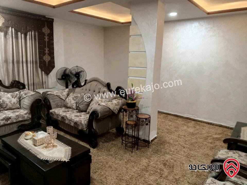 شقة طابقية شبه تسوية مساحة 143م مع ساحة 60م للبيع في الزرقاء - جبل طارق 