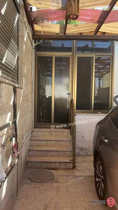 شقة أرضية مساحة إجمالية 300م بمداخل مستقلة للبيع في عمان - أم نوارة