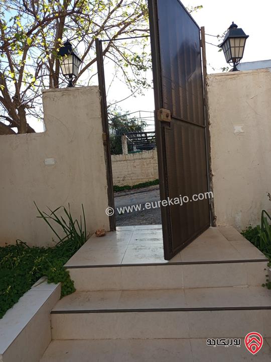 شقة أرضية مجددة مساحة 91م داخلي و 75م خارجي للبيع في الفحيص