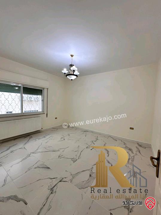 شقة طابقية مساحة 310م طابق أول للبيع في عمان - ام اذينة