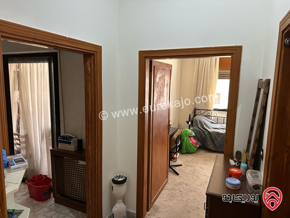 شقة واسعة مريحة مساحة 211م على شارعين تصميم كلاسيك للبيع في عمان - أم أذينة