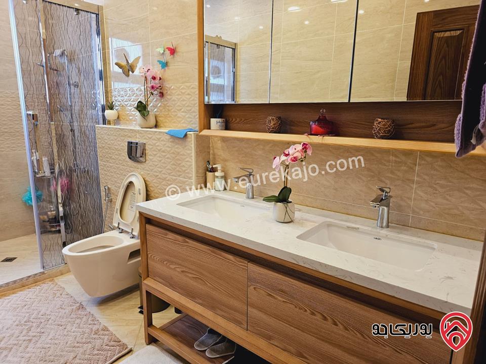 شقة سوبر ديلوكس مساحة 273م طابق أرضي مع مساحة خارجية 90م للبيع مفروشة في الجبيهة 