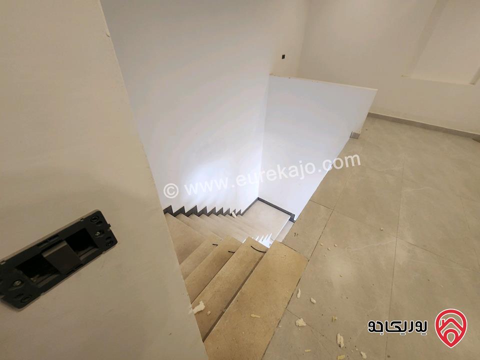 شقة مع روف 280م داخلي مع ترس خارجي 120م للبيع في عمان - حي الصحابة