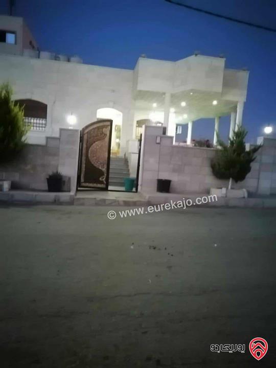 منزل مستقل مساحة 460م على أرض 560م للبيع في اربد 