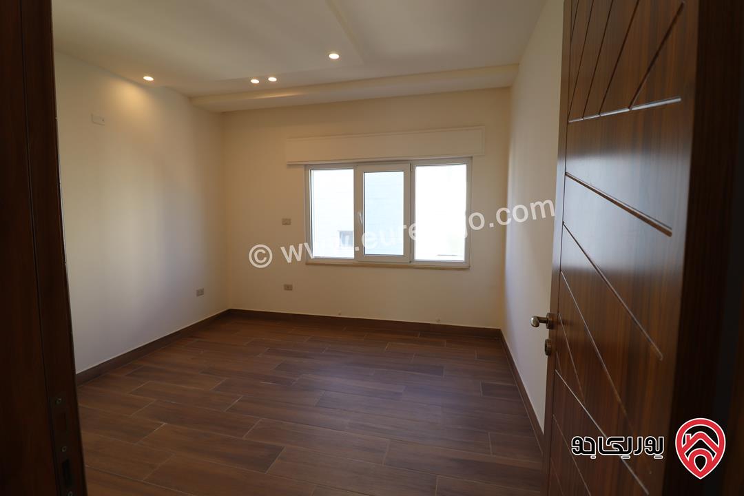 شقة جديدة مساحة 135م طابق ثالث للبيع في عمان - خلدا