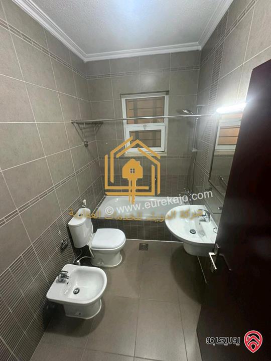 شقة فارغة شبه أرضية مساحة 186م داخلي و 120م خارجي للإيجار في عمان - دير غبار 