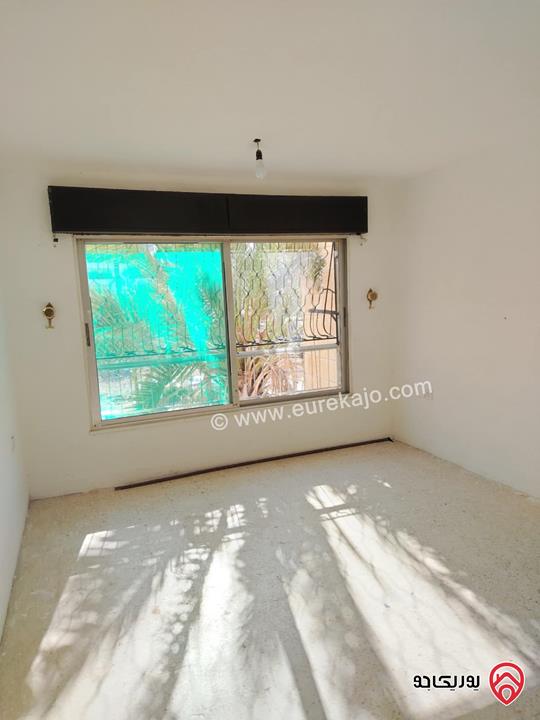 شقة طابق ثاني فني مساحة 60م للايجار في اربد بجانب كلية بنات اربد غرفتين نوم وصالة ومطبخ وحمام