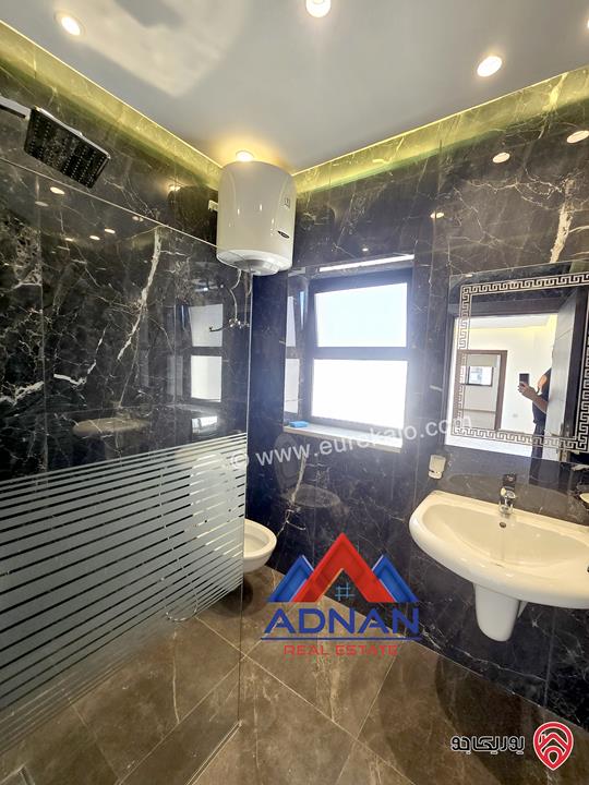 رووف فخم جديد مساحة 80م مع ترس واسع 150م للإيجار في عمان - أم أذينة