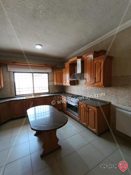 شقة مساحة 240م طابق ثالث للإيجار فارغة في عمان - ام السماق