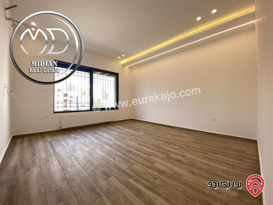 شقة شبه ارضي جديدة للبيع في عمان - الجندويل مساحة 180م مع ترس و حديقة 100م تشطيبات و ديكورات فاخرة بسعر مميز جداً