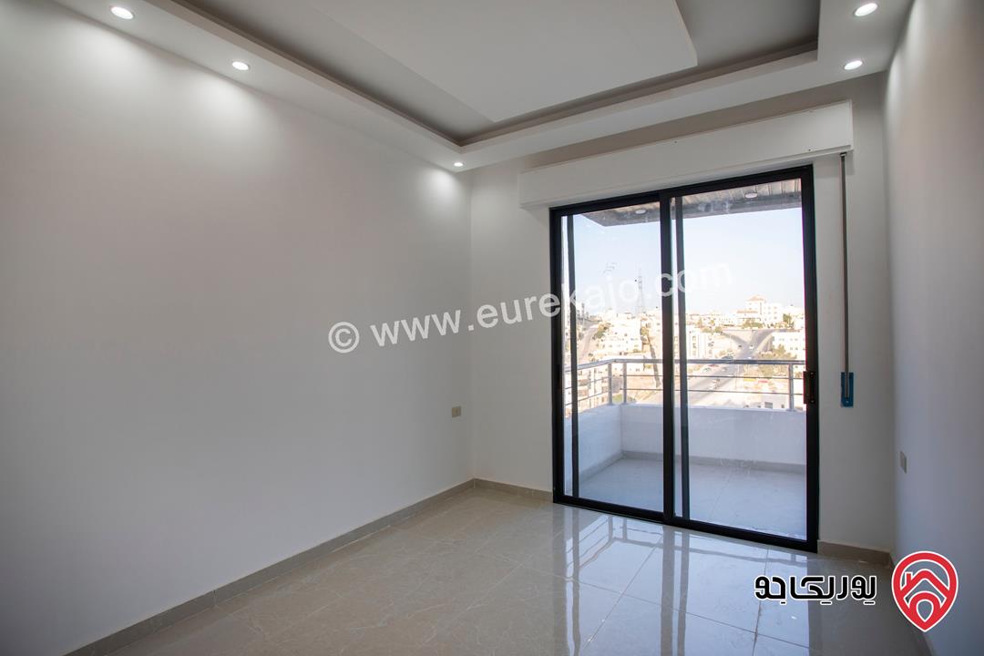 شقة طابق ثالث مع روف دوبلكس مساحة 170 م مع ترس 100 م للبيع في عمان - ابو علندا كاش او اقساط 