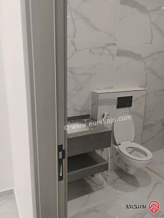 شقة طابق ثالث مع روف مساحة 190م مع ترس 110م للبيع بالأقساط في الزرقاء الجديدة