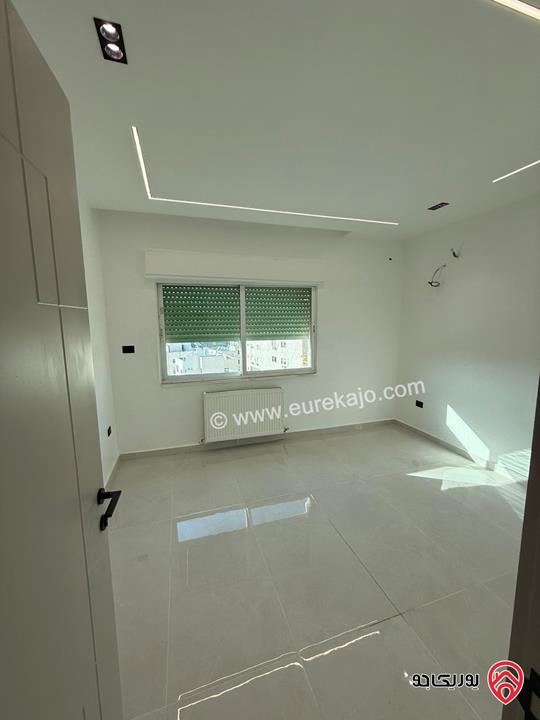 شقة طابق أخير مساحة 151م مرتفعة ذو اطلالة جميلة مجددة بالكامل للبيع في عمان - دير غبار