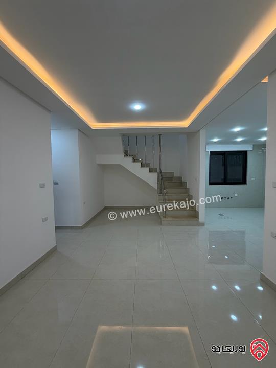 شقة طابق ثالث مع رووف مساحة 145م للبيع في عمان - الجبيهة