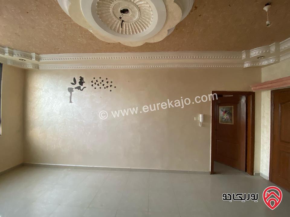 عمارة تجارية مساحة الارض 130م للبيع بمنطقة الزرقاء الغويريه مخازن على الشارع و شقه بمدخل مستقل
