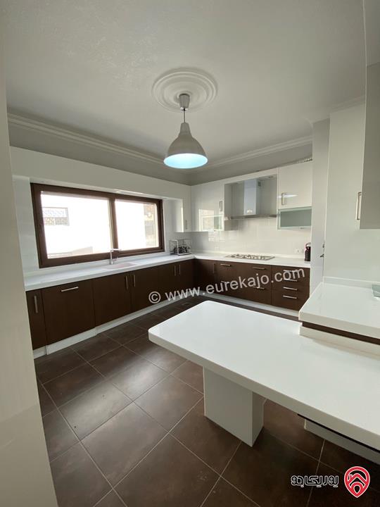 شقة مميزة جداً طابق ثاني مساحة 195م للبيع في عمان - منطقة ام أذينة 