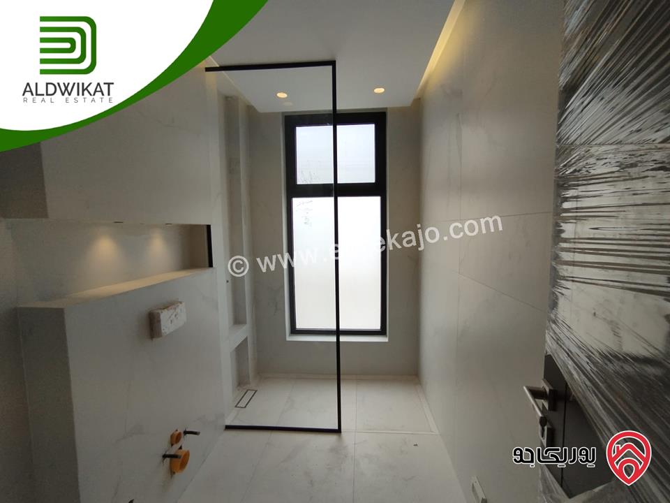 رووف مساحة البناء 190م ومساحة الترس 190م للبيع في عمان - دابوق