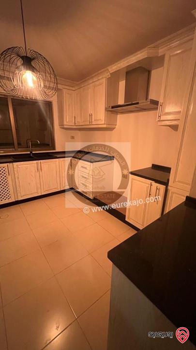 شقة مساحة 200م طابق أول مجددة بالكامل للايجار  في عمان - دير غبار 