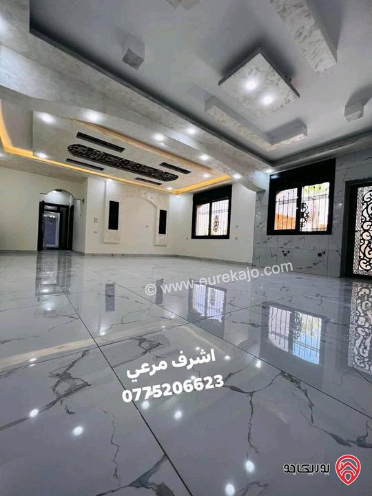 شقة طابق ثالث وروف مساحة 200م وترس لم تسكن للبيع في الزرقاء الجديدة