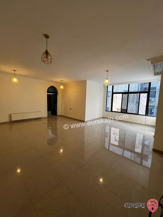 شقة مميزة طابق أول مساحة 180م للايجار في عمان - الرابية