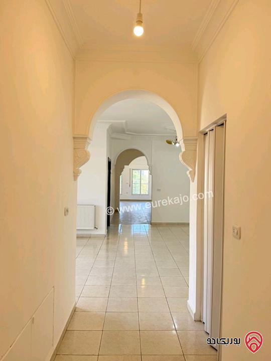 شقة مساحة 195م طابق أول للبيع في السلط قرب جامعة البلقاء التطبيقية