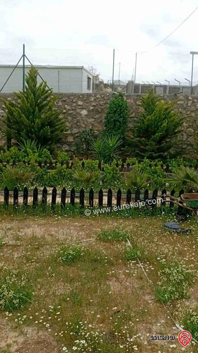بيت ريفي مساحة 70م على أرض 3 دونم و 400م للبيع في المفرق