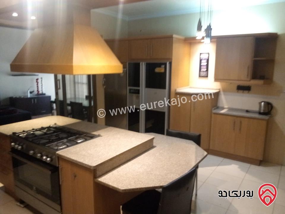 شقة من جهة أرضية ومن المدخل ناقص 4 مفروشة فاخرة طابقية مساحة 309م + 300م ترسات للايجار في عمان - الشميساني 