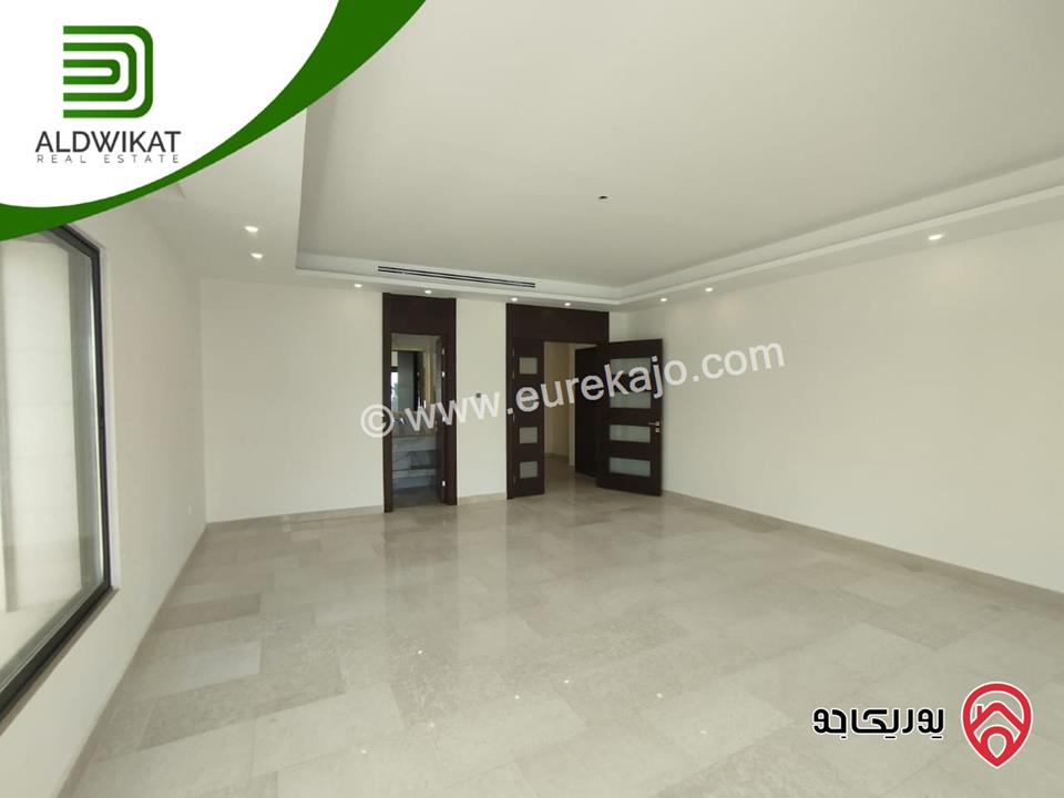 شقة  طابق ارضي مساحة البناء 370م ومساحة الترس 150م للبيع في عمان - دير غبار