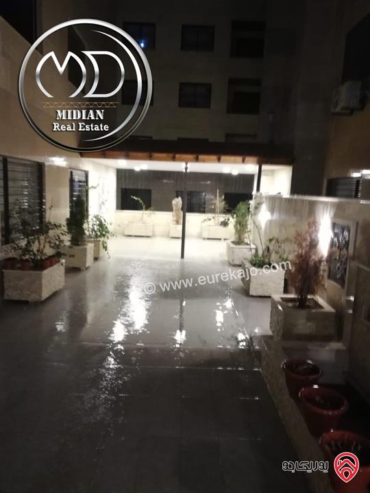 شقة ارضية مفروشة للايجار في عمان - ام السماق مساحة 130م مع ترس 100م تشطيبات و فرش سوبر ديلوكس