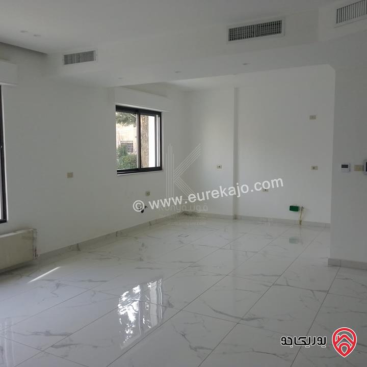 شقة فاخرة طابق ارضي مساحة 255م للبيع في عمان - ام اذينة مع تشطيبات حديثة