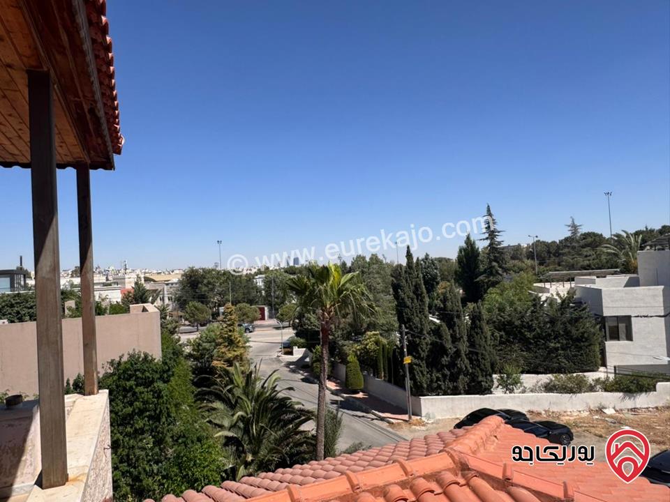 فيلا للبيع في عمان - الجبيهة مساحة الارض 1580م والبناء 1000م ومساحة الحديقة 400م