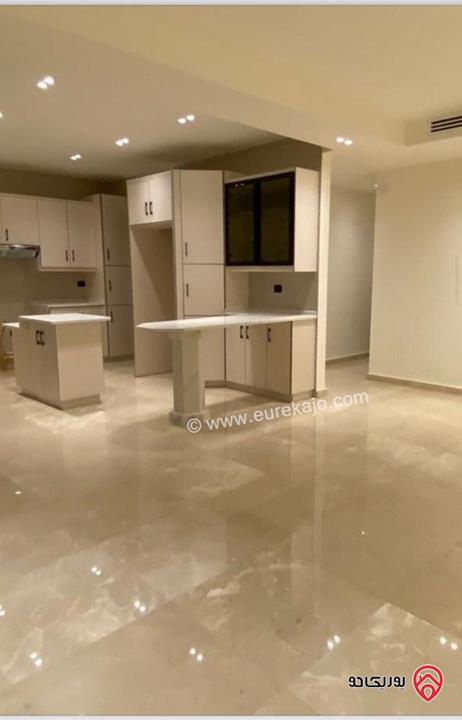 شقة جديدة شبه مفروشة مساحة 210م للايجار في عمان - دير غبار