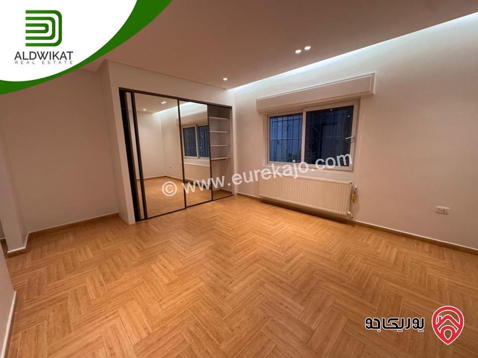 شقة فاخره ارضية للايجار في عمان - دير غبار مساحة البناء 280م ومساحة الحديقة 100م والترس 150م موقع مميز تصلح للسفارات والهيئات الدبلوماسية