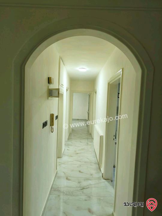 شقة مجددة فارغة مساحة 130م طابق ثاني للإيجار في عمان - الشميساني 